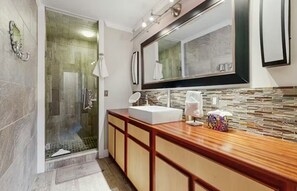 Towels, soap, shampoo, toilet paper - 2 Story Townhome-Walk to Downtown Lewes! (Lewes)