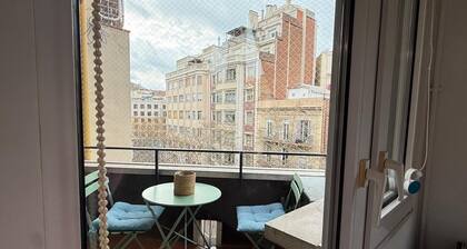 Cozy 3 bedroom apartment steps from Sagrada Familia