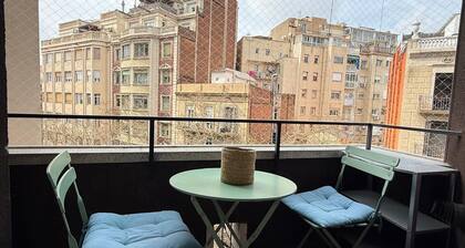 Cozy 3 bedroom apartment steps from Sagrada Familia
