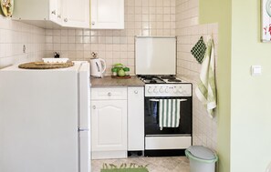 Fridge, oven, stovetop, coffee/tea maker - Lovely apartment in Kukljica with WiFi (Kukljica)