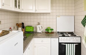 Kylskåp, ugn, spishäll och kaffe- och tebryggare