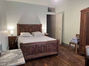 Room - Vrbo Property (LUSSAC LES CHATEAUX)