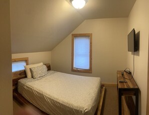 Room - Elk Ave Basecamp | Steps to Shops & Buses | Heart of CB (Crested Butte)