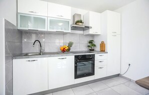 Fridge, oven, stovetop, dishwasher - Awesome home in Glavica (Glavica)