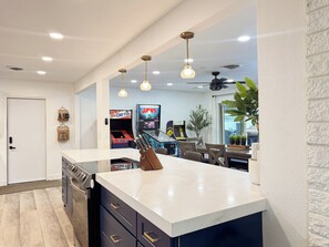 Games room - Unwind at The 19th Hole in Las Vegas! Private pool & stunning golf course views. (Las Vegas)