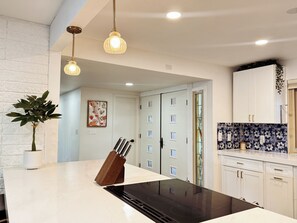 Private kitchen - Unwind at The 19th Hole in Las Vegas! Private pool & stunning golf course views. (Las Vegas)