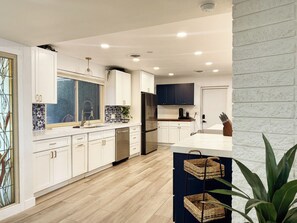 Private kitchen - Unwind at The 19th Hole in Las Vegas! Private pool & stunning golf course views. (Las Vegas)