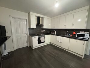 Fridge, microwave, oven, dishwasher - Apartment Sleeps 6 With Wifi (Hayes)