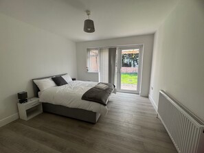 3 bedrooms, free WiFi - Apartment Sleeps 6 With Wifi (Hayes)