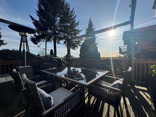 Vancouver View Home w/ Hot Tub Near Downtown