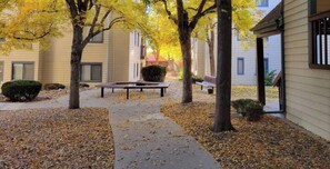 Property grounds - Cozy 1-bedroom condo with AC in tranquil Greenwood Village (Greenwood Village)