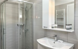 Shower, hair dryer - Stunning home in Stancija Vergotini (Stancija Vergotini)