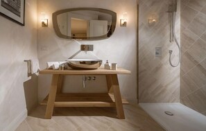 Shower, hair dryer - Luxurious home in Vabriga (Vabriga)