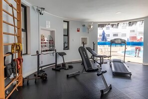 Apartamento família, sacada, vista para o mar | Sala de fitness