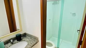 Ducha, artículos de tocador gratuitos, secador de pelo, toallas