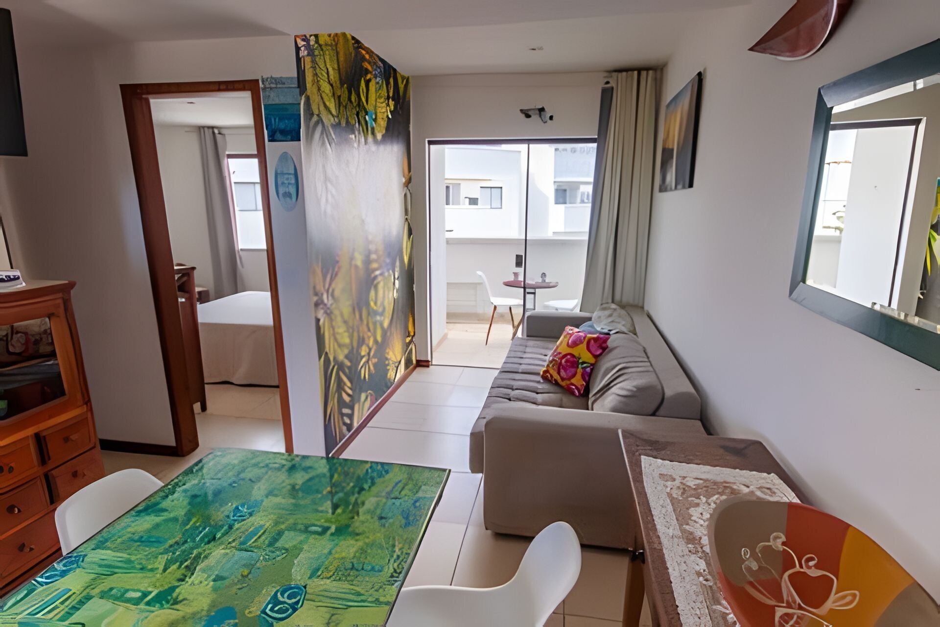 Eenvoudig appartement | Woonruimte | Een 43-inch smart-tv met digitale zenders en streamingdiensten