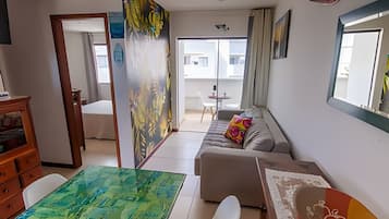 Eenvoudig appartement | Woonruimte | Een 43-inch smart-tv met digitale zenders en streamingdiensten