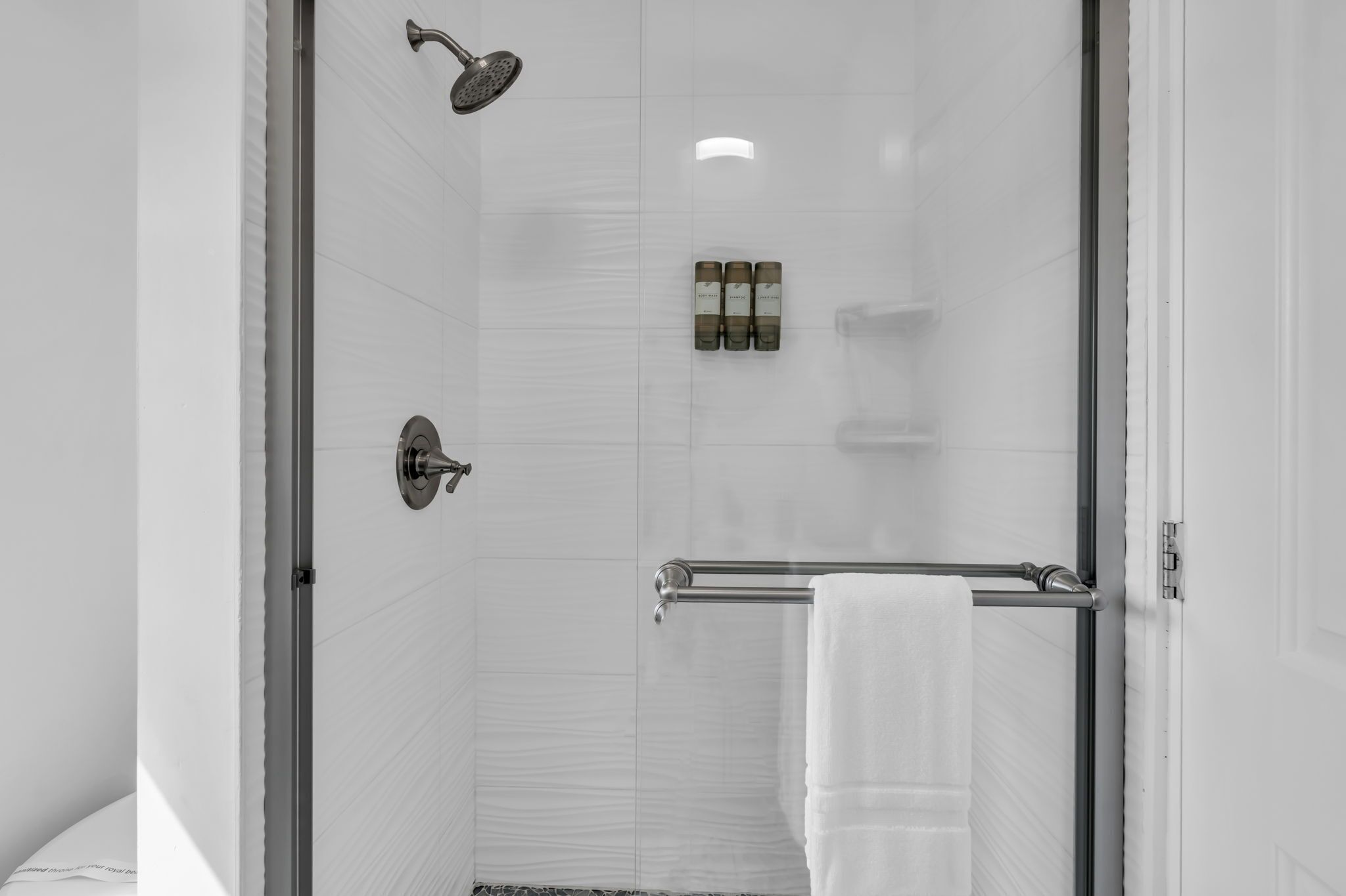 Een douche, een haardroger, handdoeken, zeep