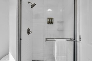 Een douche, een haardroger, handdoeken, zeep