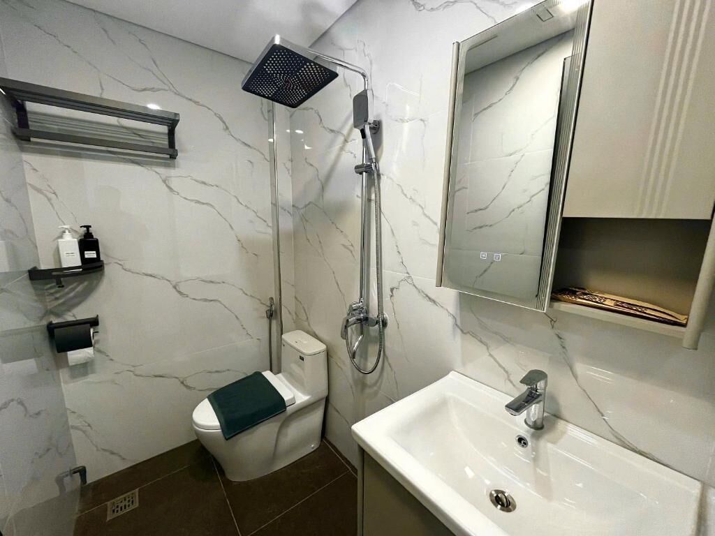 Shower, free toiletries, hair dryer, slippers