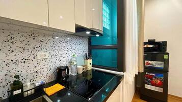 Fridge, microwave, stovetop, cookware/dishes/utensils