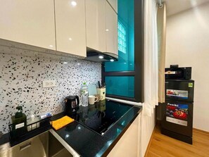 Geladeira, micro-ondas, cooktop, talheres/pratos/utensílios de cozinha
