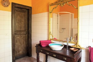 Een haardroger, een bidet, handdoeken, zeep