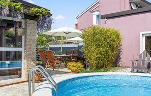 Pool - Amazing apartment in Jursici (Jursici)