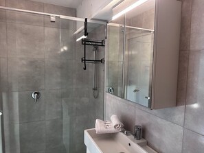 Douche, sèche-cheveux, serviettes fournies, savon
