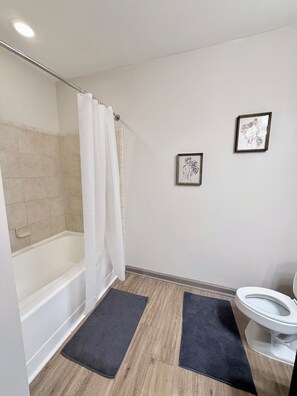 Sèche-cheveux, serviettes fournies, papier toilette