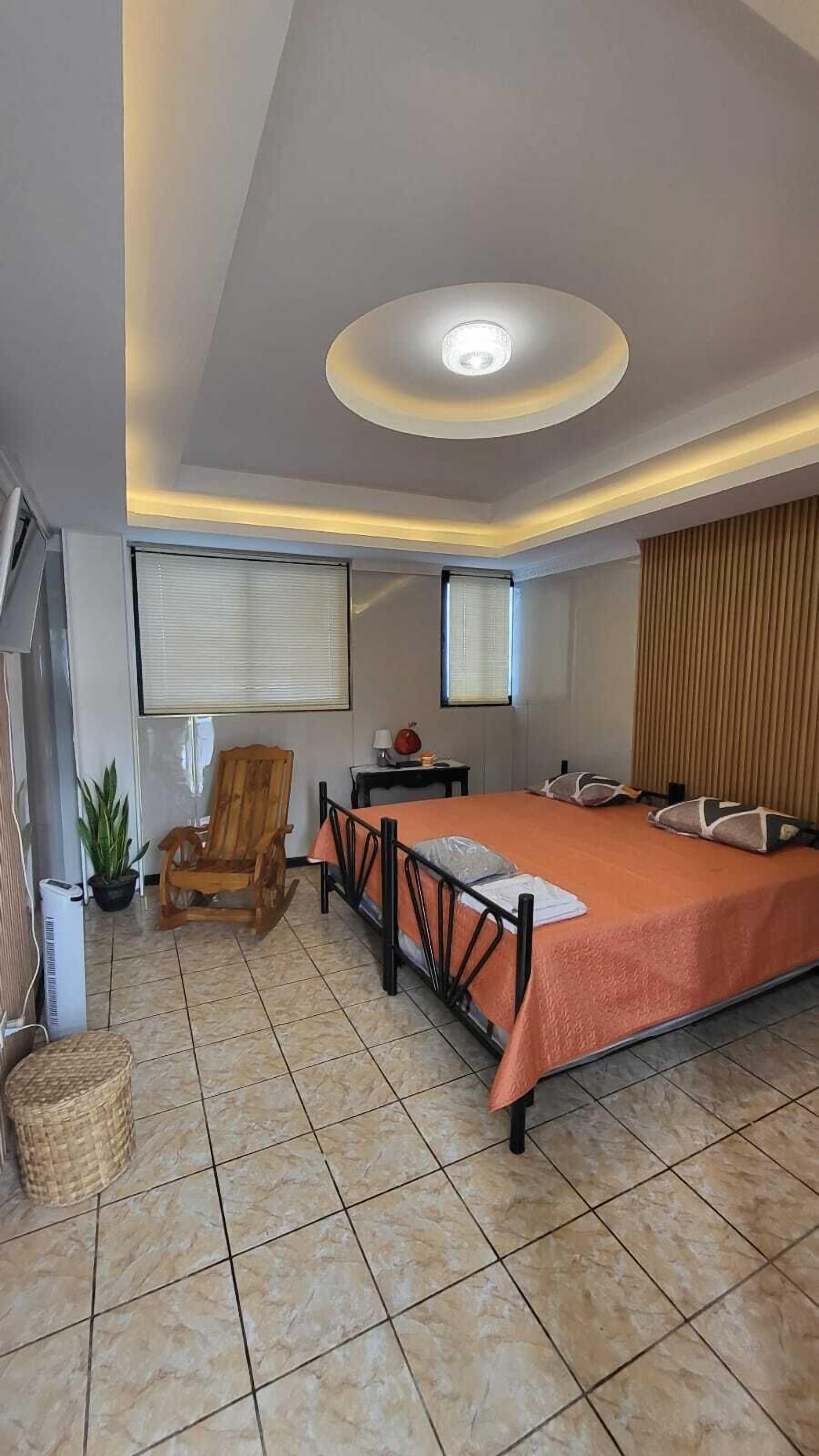 Habitació amb dos llits individuals Deluxe, vistes a la ciutat | Wifi gratuïta i roba de llit 