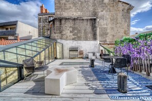Outdoor dining - Chai Rooftop - Two Bedroom Apartment, Sleeps 4 (Bordeaux)