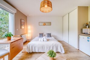 Iron/ironing board, free WiFi, bed sheets, wheelchair access - Jardins de Flore - Studio Apartment, Sleeps 2 (Mérignac)