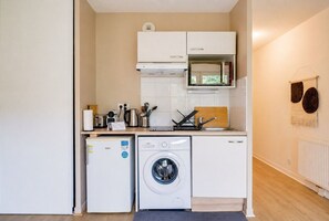 Fridge, microwave, oven, coffee/tea maker - Jardins de Flore - Studio Apartment, Sleeps 2 (Mérignac)