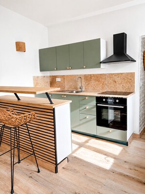 Fridge, microwave, oven, stovetop - Bohemian Cocoon - T2 Renovated - Hyper Centre Aix - (Aix-en-Provence)