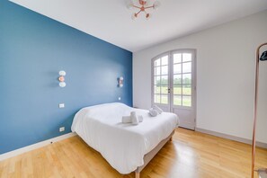 Tabla de planchar con plancha, wifi gratis y ropa de cama 