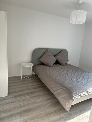 Iron/ironing board, free WiFi, bed sheets - Le Libournais - One Bedroom Apartment, Sleeps 3 (Libourne)