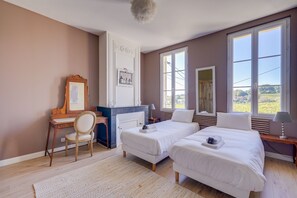 Tabla de planchar con plancha, wifi gratis y ropa de cama 