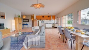 A spacious living area with a sofa, dining table, and kitchen in the background. - Villa Héloïse - Three Bedroom House, Sleeps 6 (Camblanes-et-Meynac)