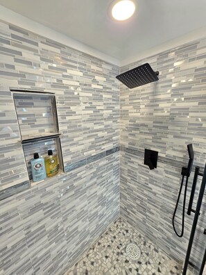 Shower, hair dryer, towels, soap - Tide @ Acadia National Park (Lamoine)