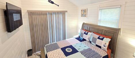 2 bedrooms, travel cot, WiFi, bed sheets