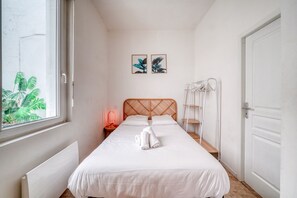 Fer et planche à repasser, Wi-Fi gratuit, draps fournis