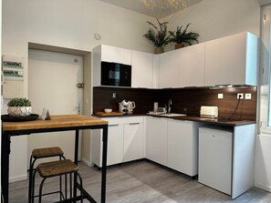 Fridge, microwave, coffee/tea maker, toaster - Studio Balinais - Studio House, Sleeps 2 (Libourne)
