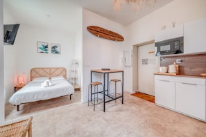 Iron/ironing board, free WiFi, bed sheets - Studio Balinais - Studio Apartment, Sleeps 2 (Libourne)