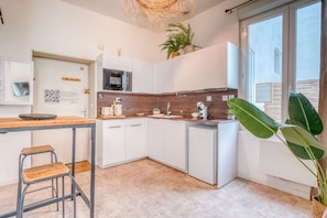 Fridge, microwave, coffee/tea maker, toaster - Studio Balinais - Studio Apartment, Sleeps 2 (Libourne)