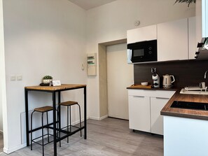 冰箱、微波炉、茶具/咖啡用具、烤面包机