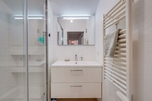 Hair dryer, towels - Le Clos de Semilion - One Bedroom Apartment, Sleeps 3 (Libourne)