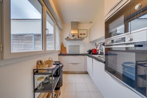 Fridge, microwave, oven, dishwasher - Le Clos de Semilion - One Bedroom Apartment, Sleeps 3 (Libourne)