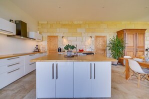 Fridge, microwave, oven, dishwasher - La Maison des Vignes (Montagne)