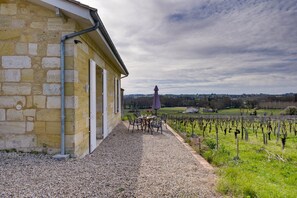 Outdoor dining - La Maison des Vignes (Montagne)